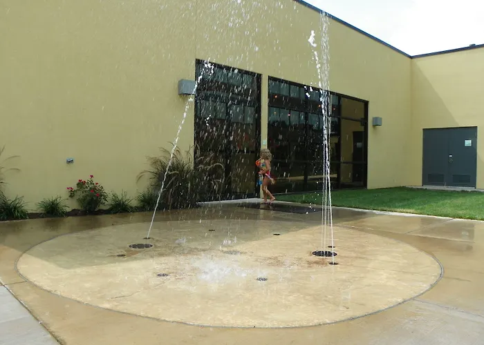 Holiday Inn And Suites Charleston West By Ihg